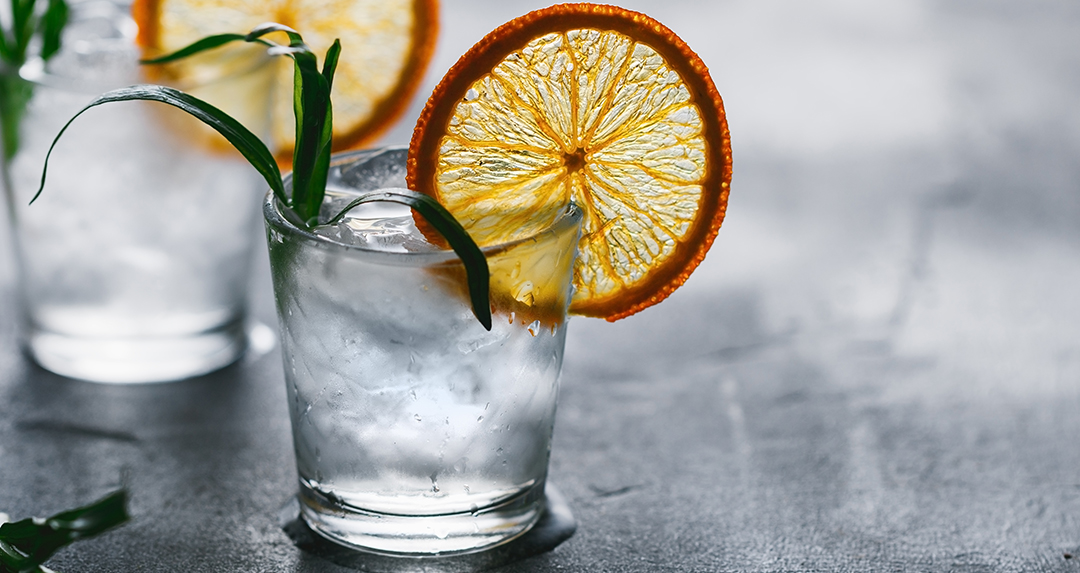Vodka in un bicchiere con fetta d'arancia
