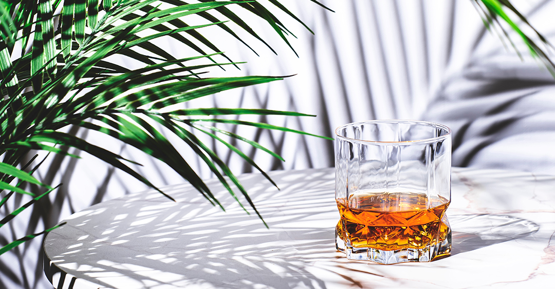 Bicchiere di rum e palma